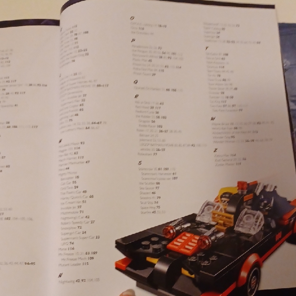 Lego Super Heroes Visual Dictionary with Exclusive Batman - Picture 6 of 7
